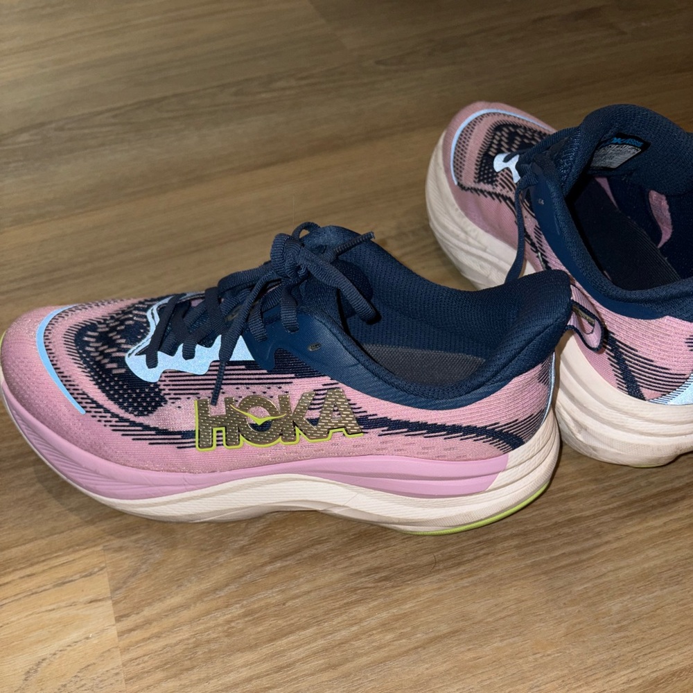 Hoka skyflow pink and black size women’s 8B gently worn great condition